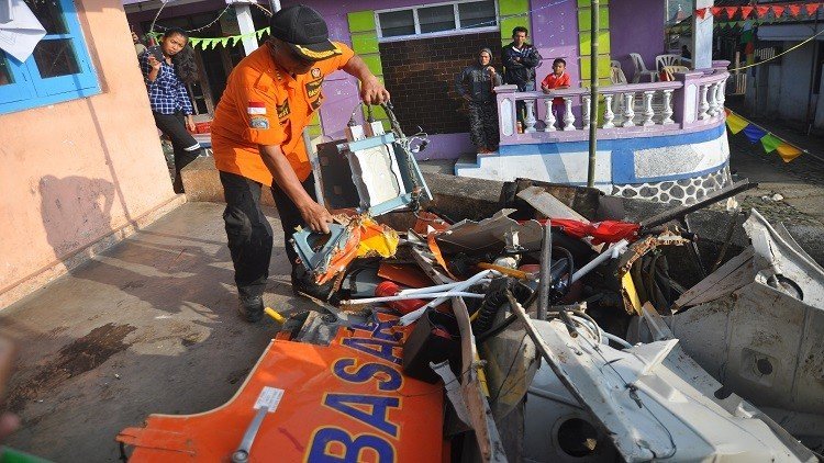 مصرع 8 أشخاص في تحطم مروحية في إندونيسيا