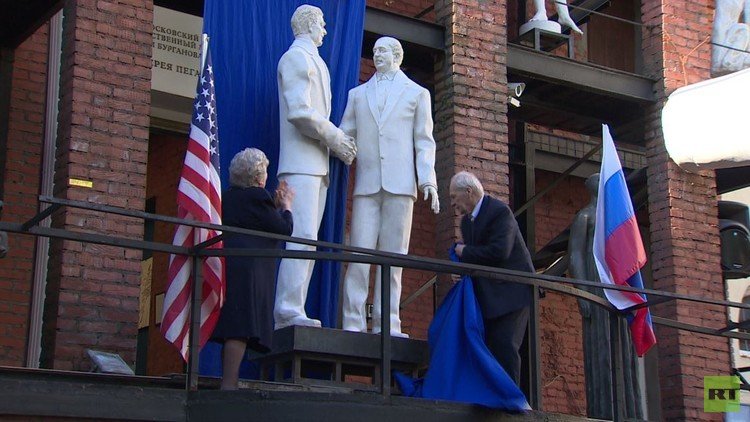 "غورباتشوف وريغان" يتصافحان وسط موسكو!