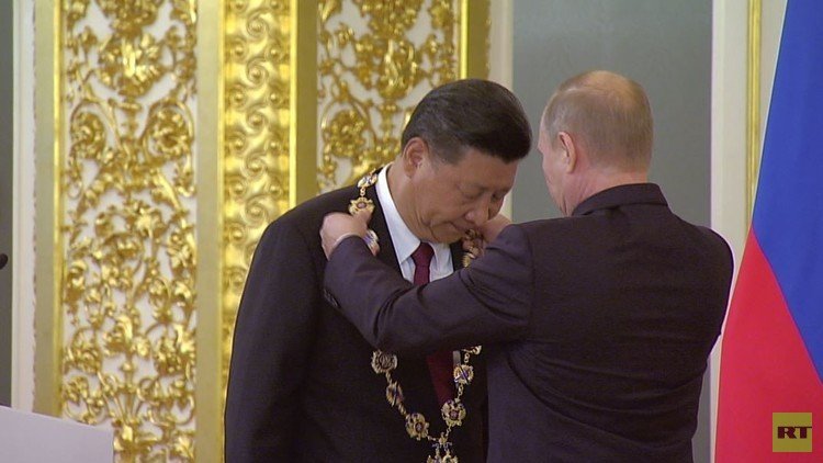 بوتين.. أول زعيم يتقلد وسام الصداقة الصيني الأرفع 