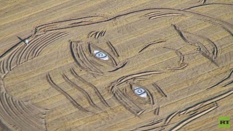 فنان إيطالي يستخدم جرارا ومحراثا لرسم صورة للرئيس الروسي بوتين