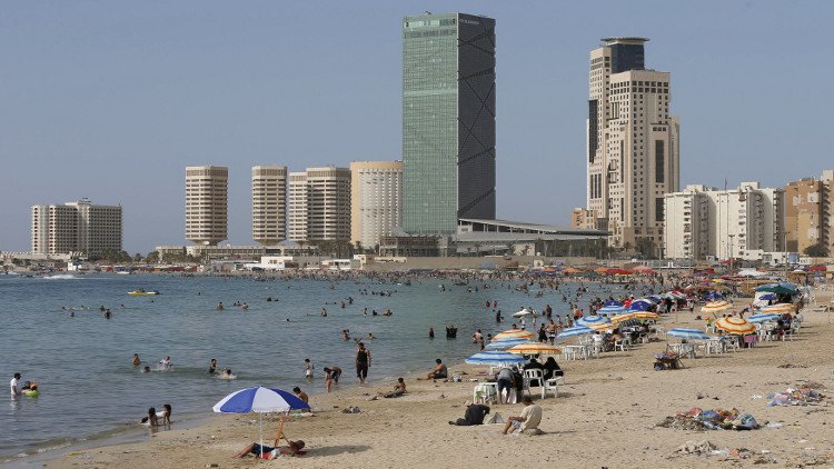 مقتل 4 مدنيين بسقوط قذيفة على شاطئ في العاصمة الليبية