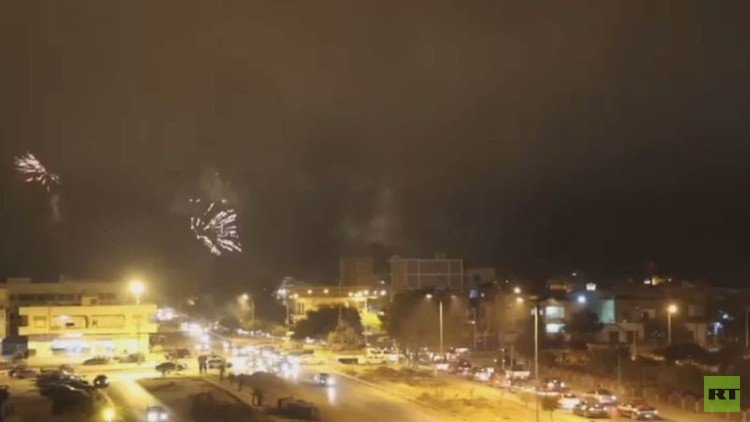 أهالي بنغازي يحتفلون بتحريرها بالكامل من المسلحين 