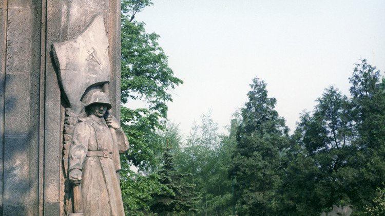 محلل سياسي: إزالة النصب السوفياتية تصم بولندا بـ 