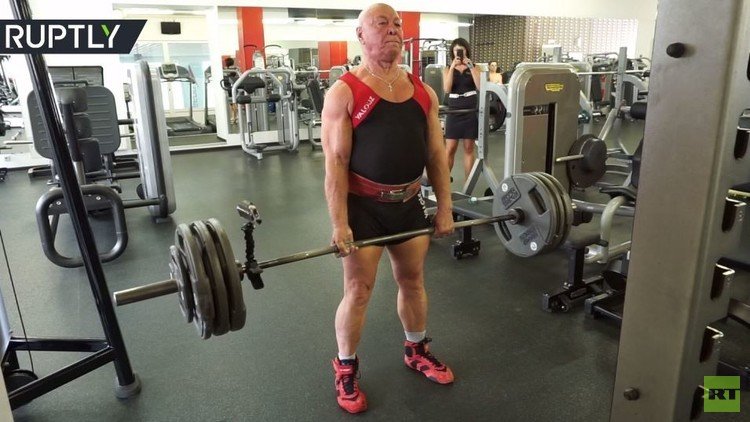 عمره 76 عاما .. ويرفع 210 كيلوغرامات