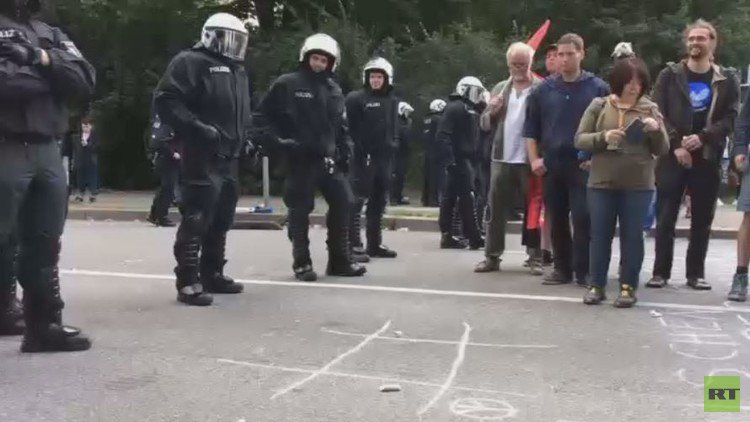 متظاهر وشرطي في هامبورغ يستغلان توقف الاشتباكات للعب  