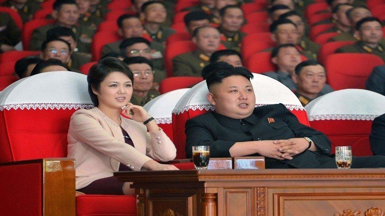 سيدة كوريا الشمالية الأولى تحتفل بإطلاق صاروخي ناجح  