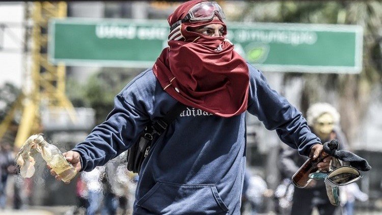 قتيل وعشرات الجرحى خلال تظاهرات احتجاجية بفنزويلا