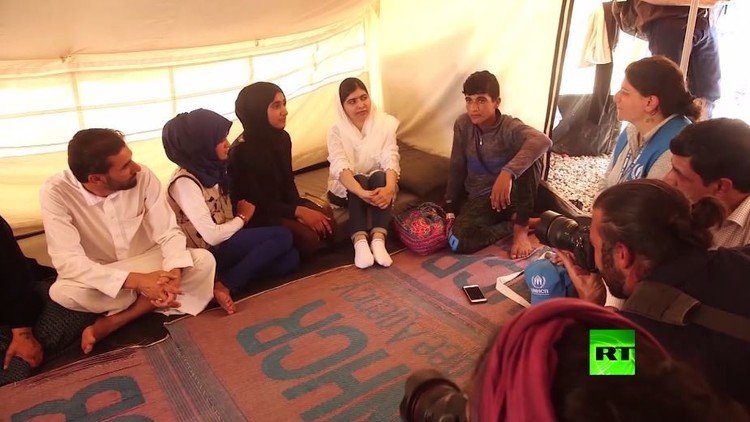 ملالا يوسف زاي تزور نازحي الموصل