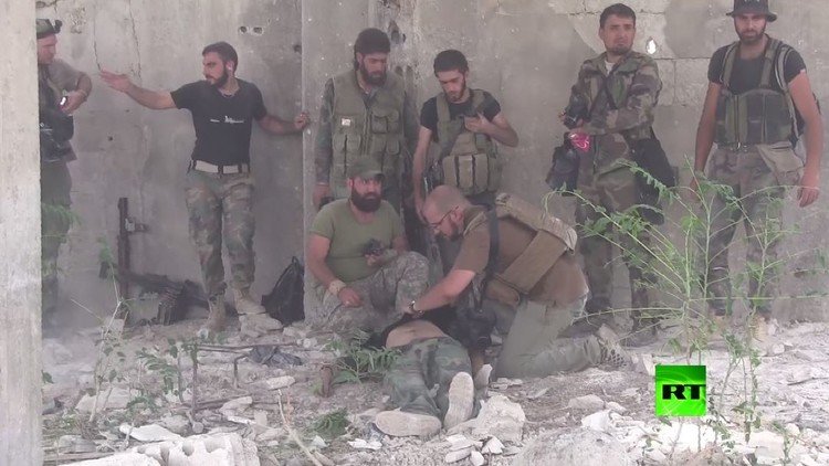 صحفيون روس يداوون جرحى الجيش السوري أثناء الاشتباكات العنيفة مع المسلحين