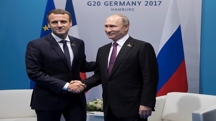 بوتين يهنئ ماكرون بيوم الباستيل