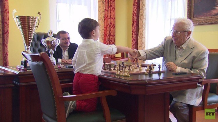ابن 4 سنوات ينافس كبير أساتذة الشطرنج في موسكو