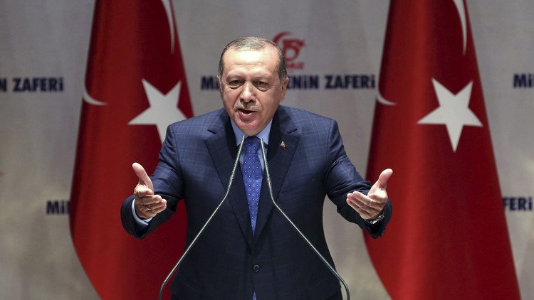 أردوغان: لو لم تكن تركيا دولة قانون لكان عشرات آلاف الخونة جثثا هامدة في الحفر!