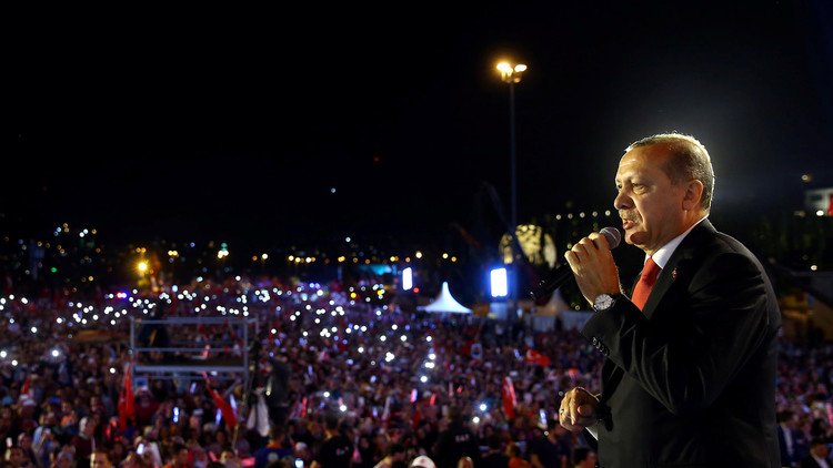 أردوغان في ذكرى محاولة الانقلاب الفاشلة يعد باقتلاع رؤوس الخونة