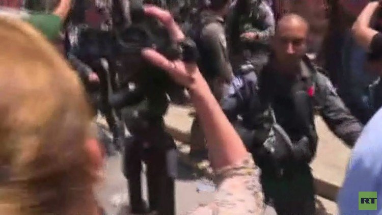 القوات الإسرائيلية تعتدي على مصور RT أثناء قيامه بتغطية الأحداث عند باب الأسباط