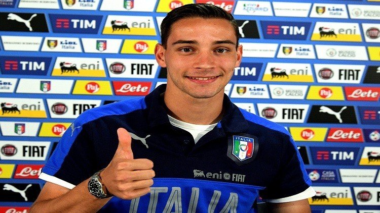 رسميا.. يوفنتوس يضم المدافع الدولي دي تشيليو من ميلان