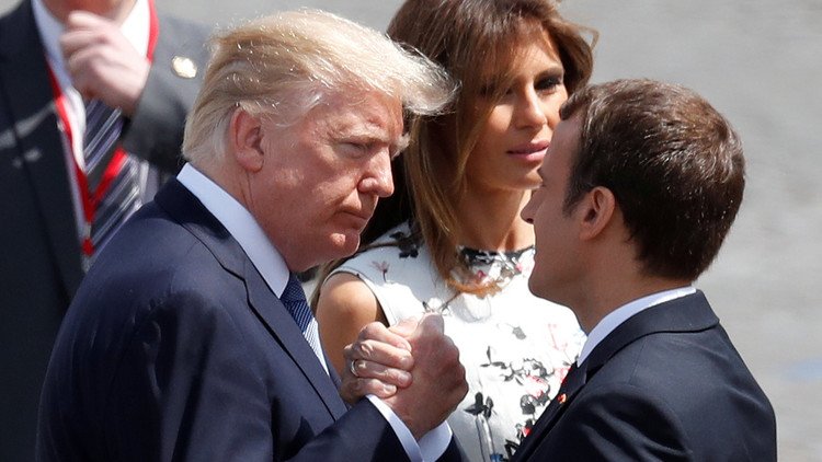 ترامب: ماكرون يحب أن يمسك يدي! 