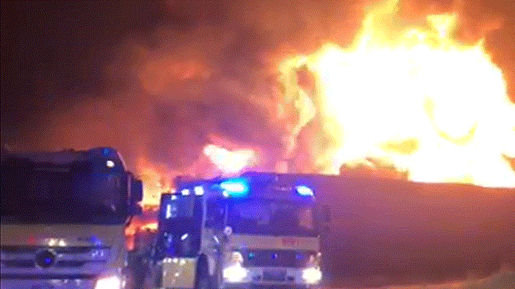 فيديو.. حريق هائل بمصنع في الإمارات