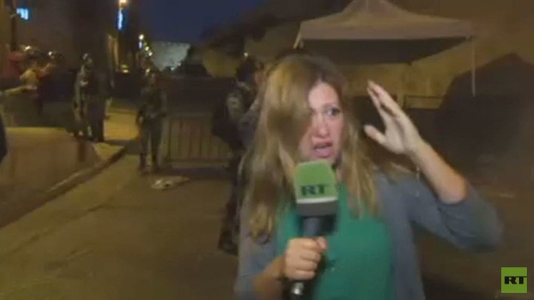 فيديو.. تعرض مراسلة RT لاعتداء من قبل جنود إسرائيليين في باب الأسباط