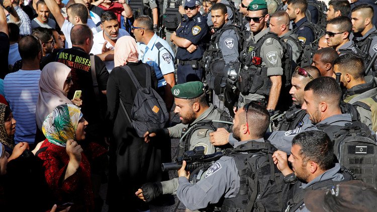 الجيش الإسرائيلي يطرد مصلين فلسطينيين من أحد أبواب المسجد الأقصى