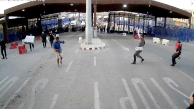 لحظة هجوم شاب يحمل سكينا على الشرطة الإسبانية عند الحدود مع المغرب