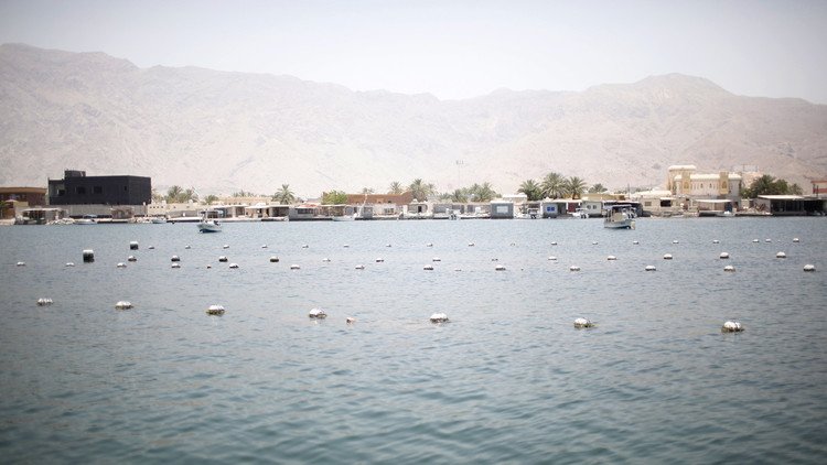 تصادم سفينة تجارية بزورق عسكري إماراتي في الخليج