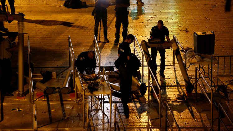 الشرطة الإسرائيلية تزيل الأعمدة الحديدية أمام باب الأسباط