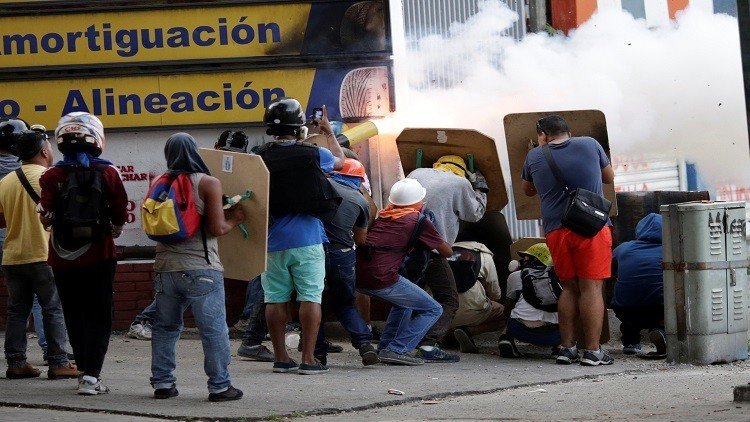 مصرع 7 أشخاص في فنزويلا وواشنطن تدعو أسر موظفي سفارتها لمغادرة البلاد