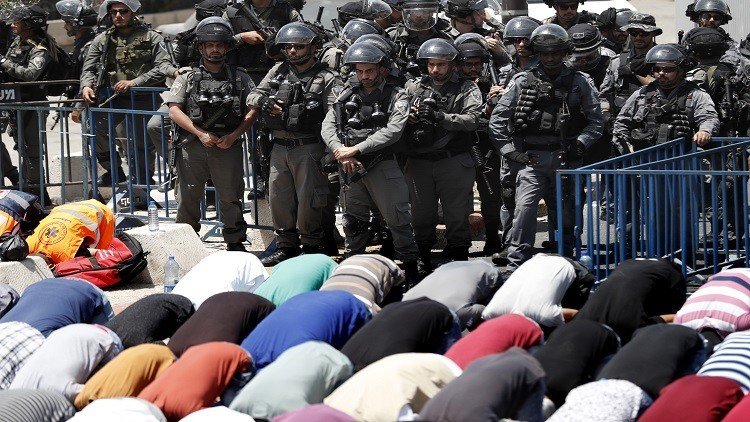 آلاف الفلسطينيين يتدفقون إلى الأقصى بعد رفع السلطات الاسرائيلية القيود التي فرضتها صباحا