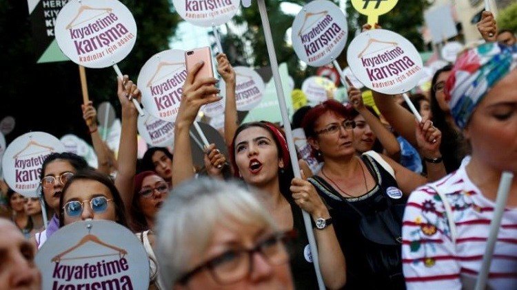 تركيا.. نساء يشاركن في مسيرة للمطالبة باحترام حقهن في اختيار ملابسهن (صور + فيديو)