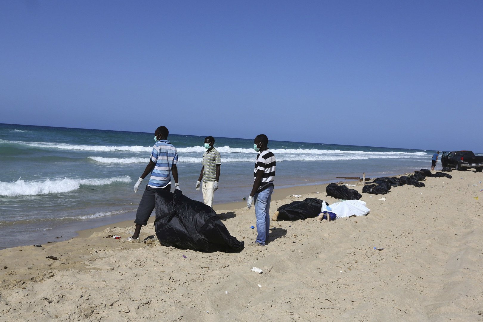 مقابر في العراء بصحاري وشواطئ ليبيا!