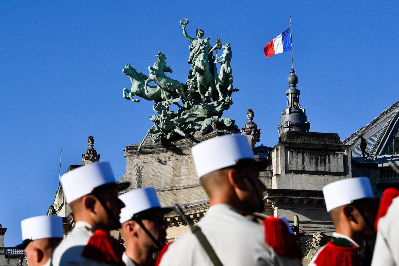  الاستعدادات الأخيرة للاستعراض العسكري في شارع الشانزليزيه في باريس