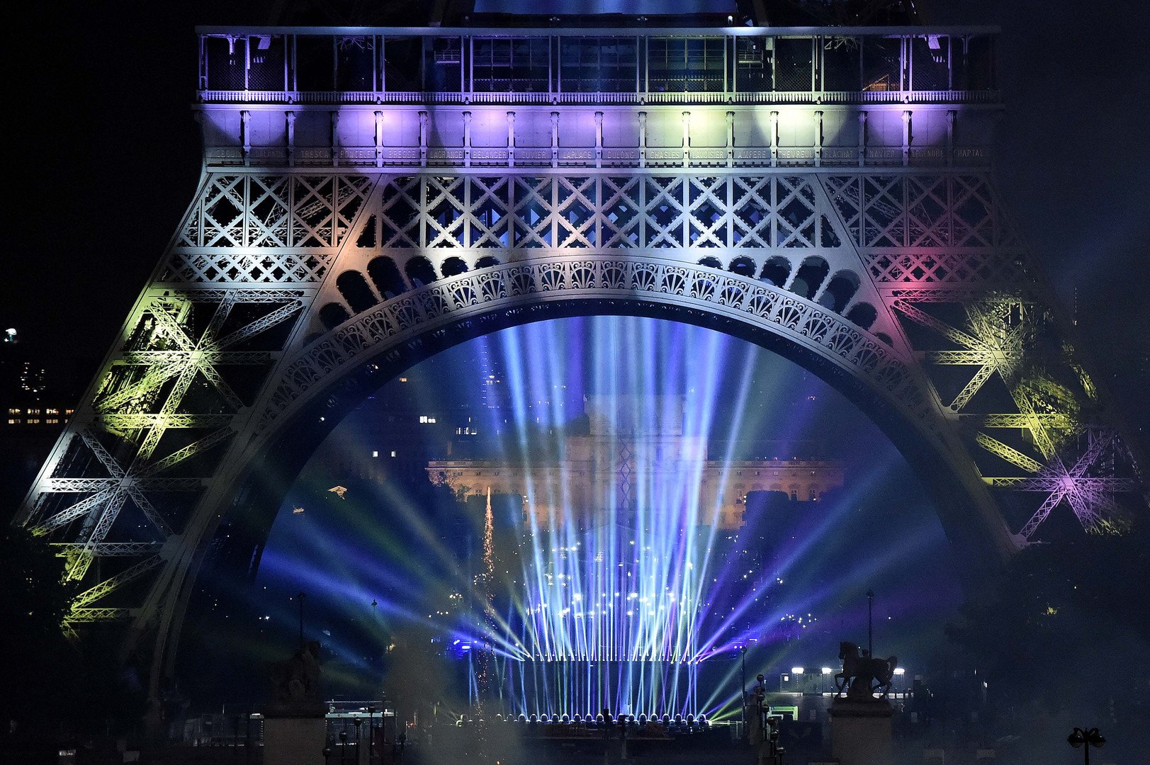 عرض الألعاب النارية بمناسبة يوم الباستيل قرب برج إيفل