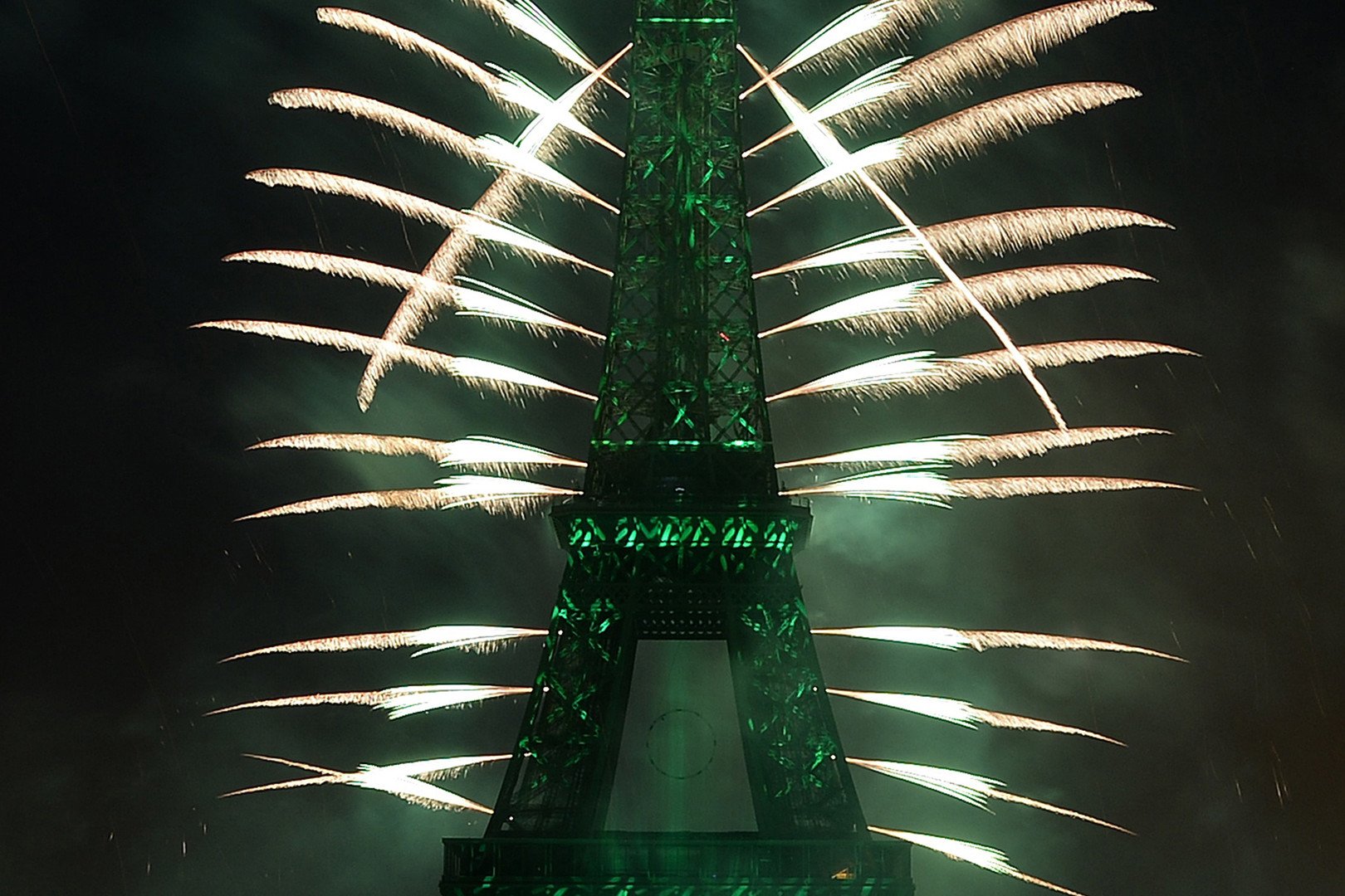 عرض الألعاب النارية بمناسبة يوم الباستيل قرب برج إيفل