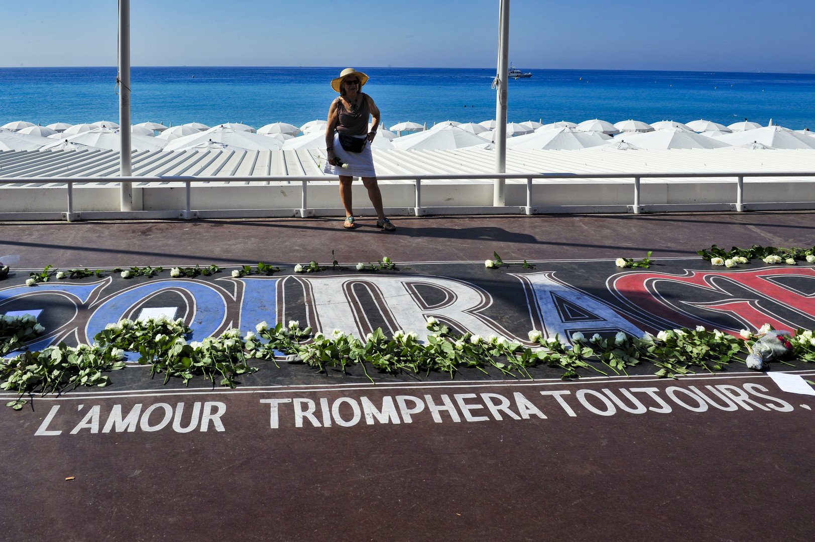 سكان نيس يضعون باقات الزهور قرب النصب التذكاري لضحايا الهجوم