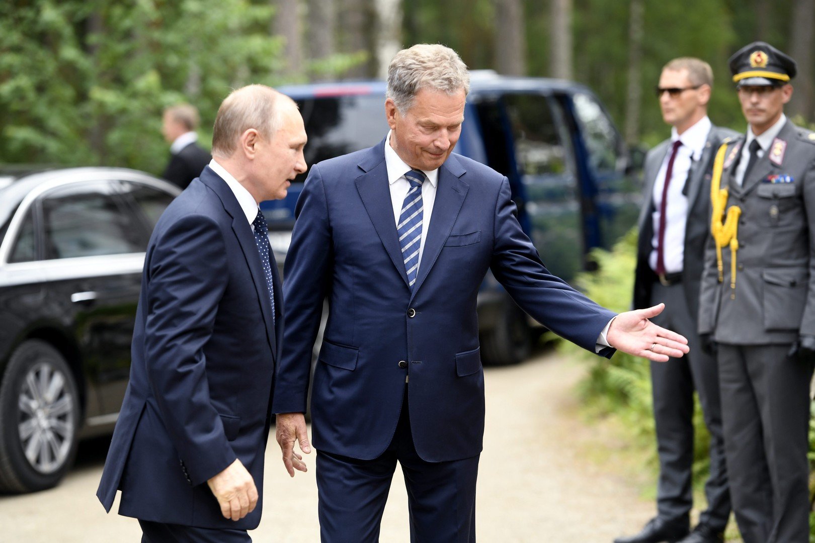 الرئيس الفنلندي، سولي نينيستو، يرحب بالرئيس الروسي، فلاديمير بوتين، خلال اجتماع في فندق بونكاهارجو بفنلندا، حيث يزور الرئيس الروسي البلاد بمناسبة احتفالات الذكرى المئوية لاستقلالها.  27 يوليو 2017