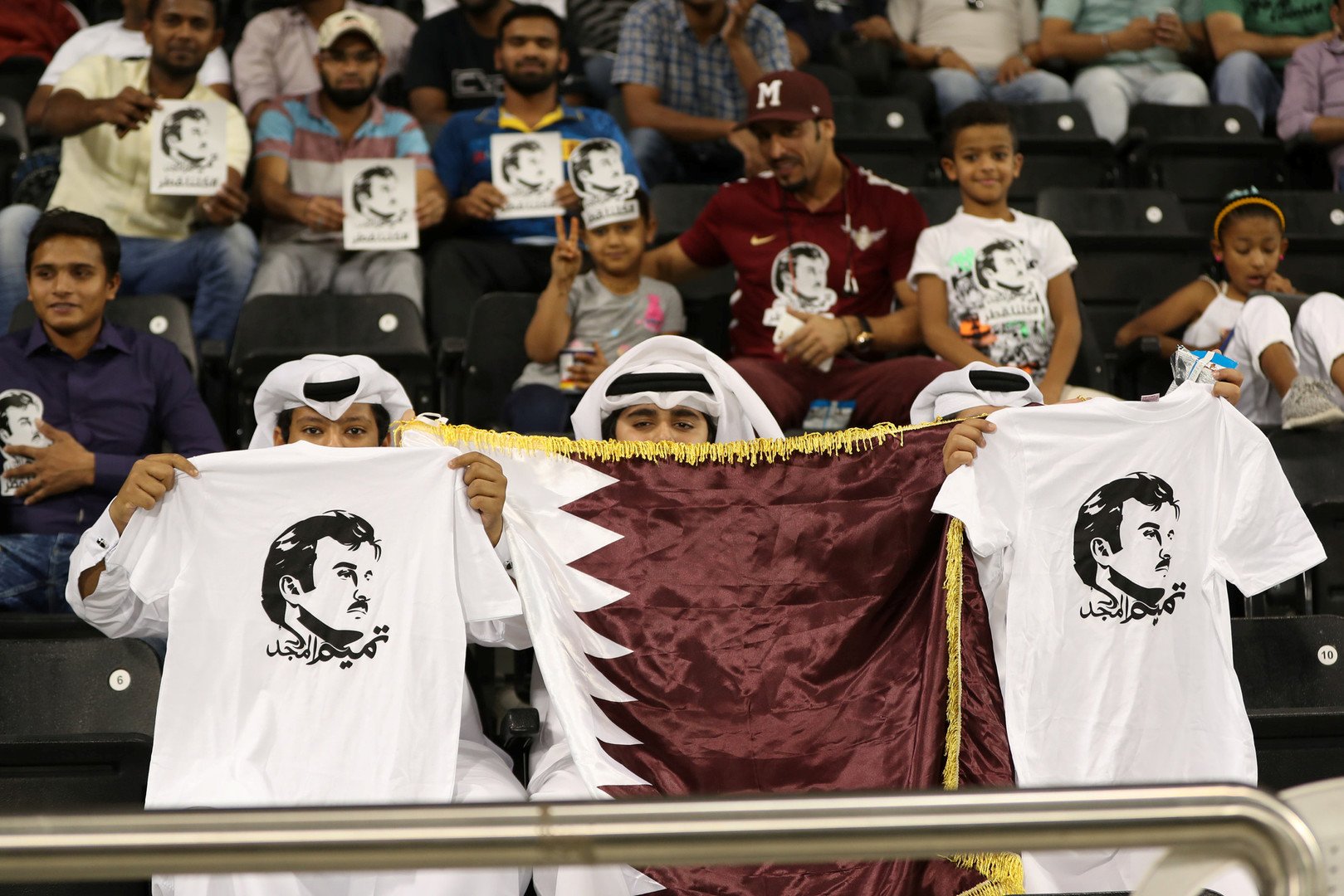 الـ (فيفا) يغرم قطر ويحذرها من استخدام شعارات سياسية