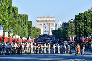 الاستعدادات الأخيرة للاستعراض العسكري في شارع الشانزليزيه في باريس