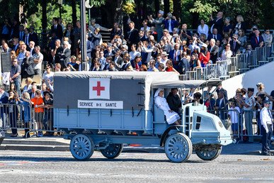 عربة إسعاف من عهد الحرب العالمية الثانية تشارك في الاستعراض العسكري