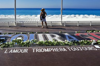 سكان نيس يضعون باقات الزهور قرب النصب التذكاري لضحايا الهجوم