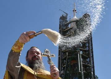 كاهن أرثوذكسي روسي يبارك المركبة الفضائية سويوز إم إس-05 في منصة الإطلاق بقاعدة بايكونور الروسية في كازاخستان. 27 يوليو 2017