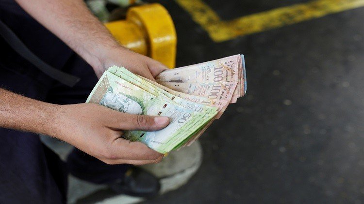 الدولار يقفز أمام البوليفار الفنزويلي 