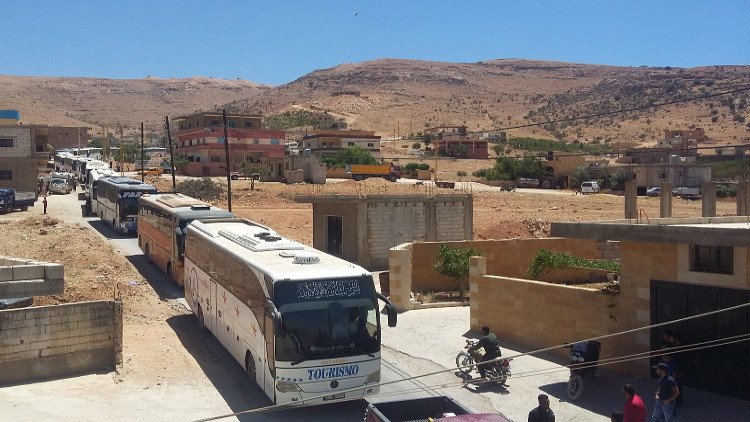 وصول حافلات إلى جرود عرسال بلبنان لنقل المسلحين وعائلاتهم إلى سوريا