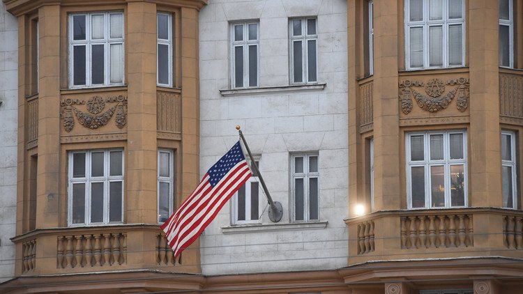 موسكو قد تنظر في إمكانية توظيف عاملين سابقين في السفارة الأمريكية