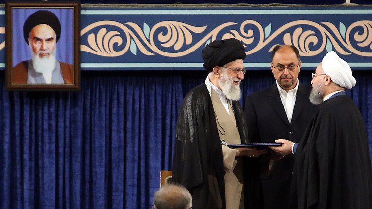 خامنئي يسلم روحاني مرسوم تولي رئاسة إيران للمرة الثانية