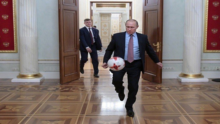 بوتين يرفض تدريب المنتخب الروسي لكرة القدم