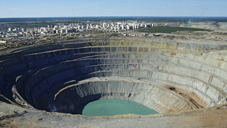 فقدان الاتصال بـ 17 عاملا بعد تسرب الماء إلى منجم بشمال شرق روسيا