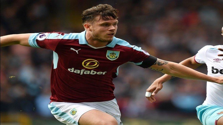 لونغ يمدد تعاقده مع بيرنلي الإنجليزي