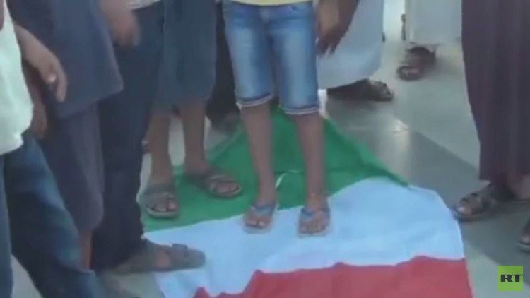 متظاهرون ليبيون يحرقون العلم الإيطالي رفضا لاتفاق روما (صور + فيديو)