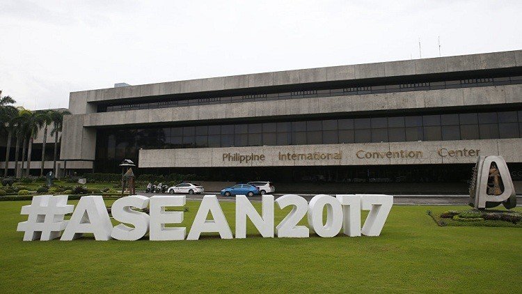 الجينز يمنع صحفيين روس من حضور فعاليات 