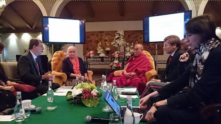 الدالاي لاما يلتقي علماء روس ويؤكد أهمية تطوير التعليم ووحدة البشرية